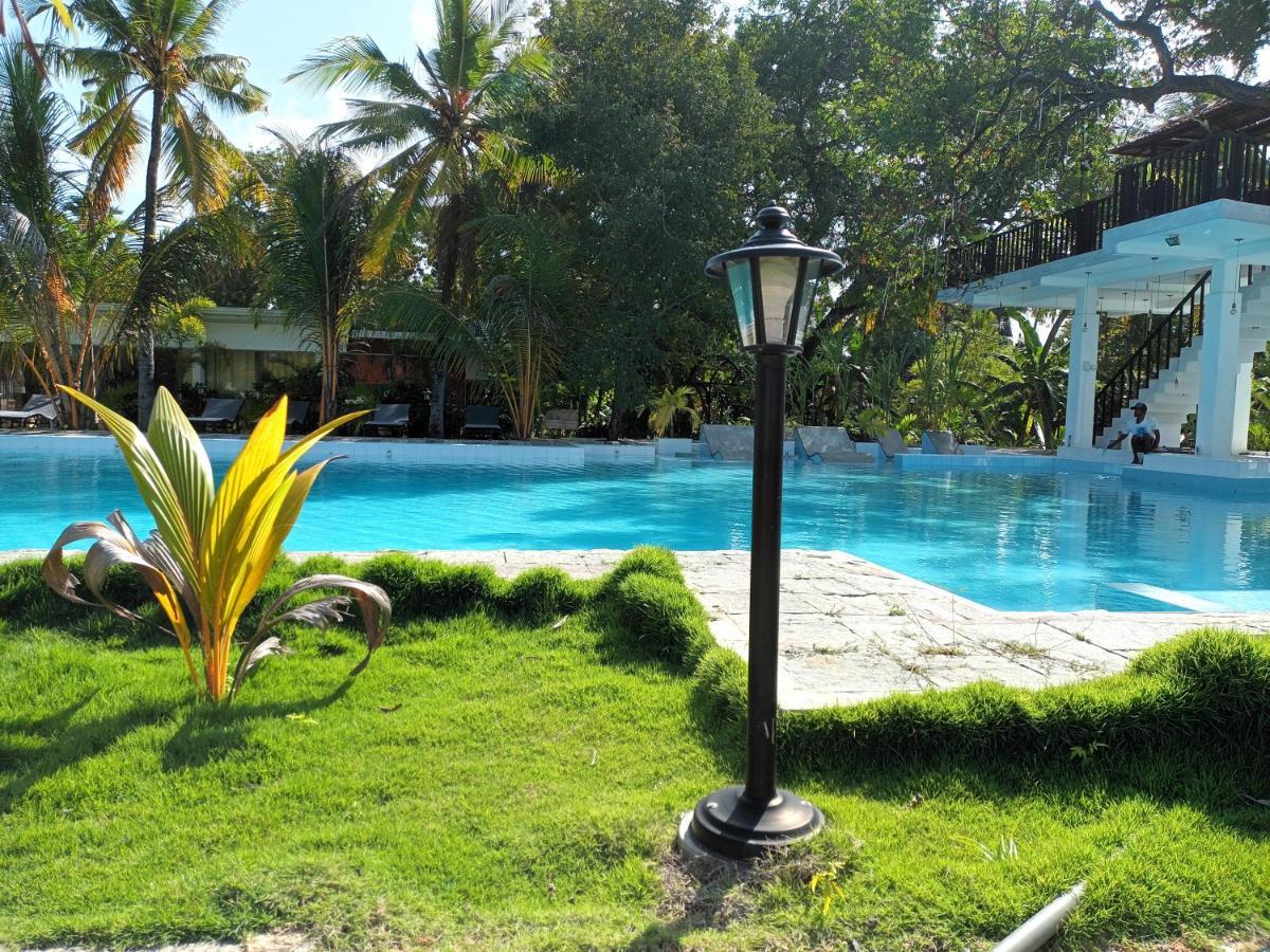Lucky Beach Resort ตรินโคมาลี ภายนอก รูปภาพ