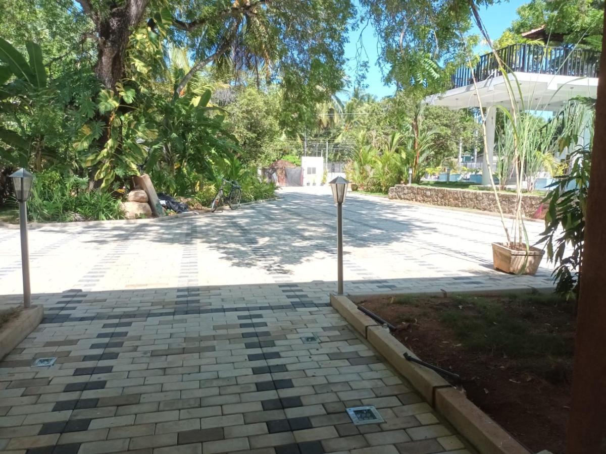 Lucky Beach Resort ตรินโคมาลี ภายนอก รูปภาพ