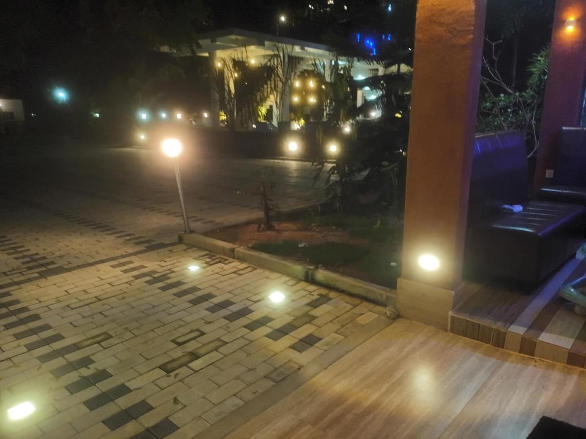 Lucky Beach Resort ตรินโคมาลี ภายนอก รูปภาพ
