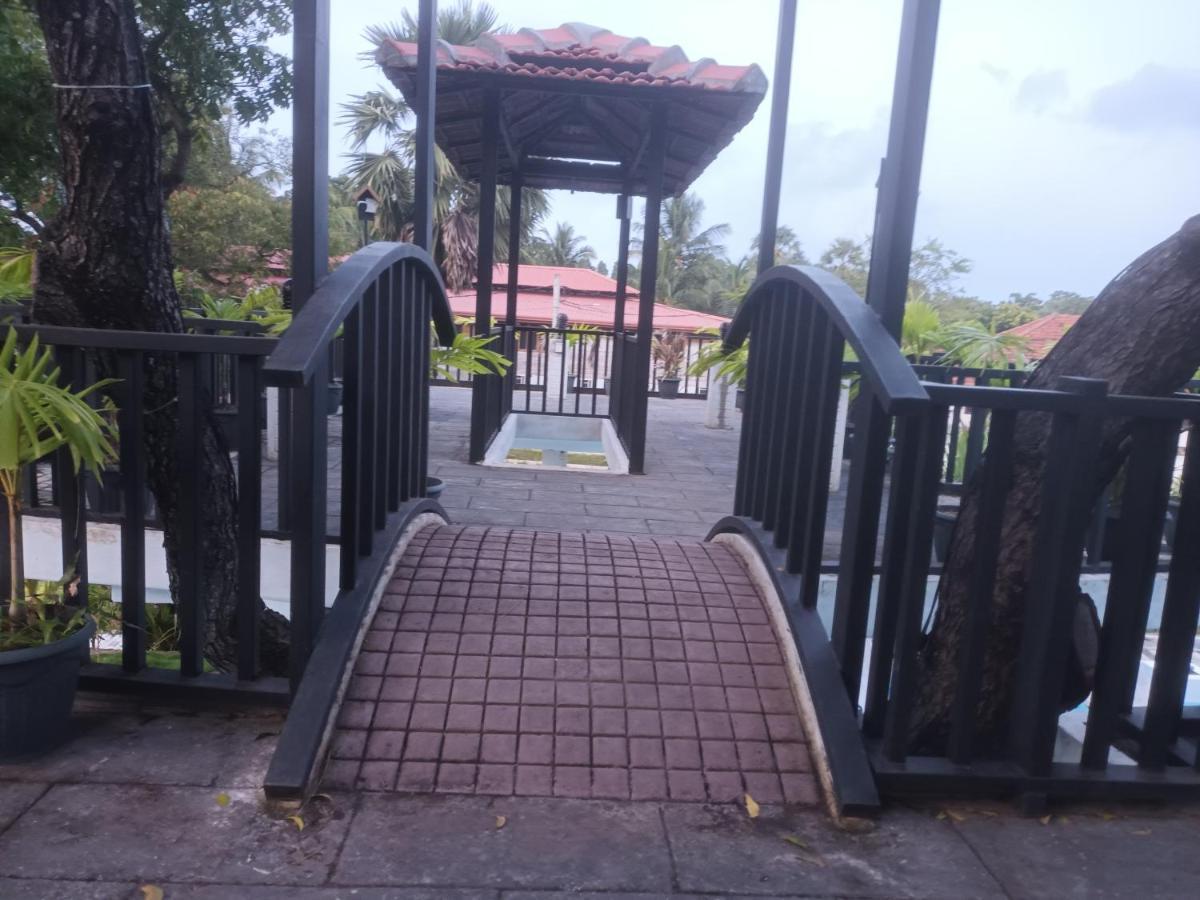 Lucky Beach Resort ตรินโคมาลี ภายนอก รูปภาพ