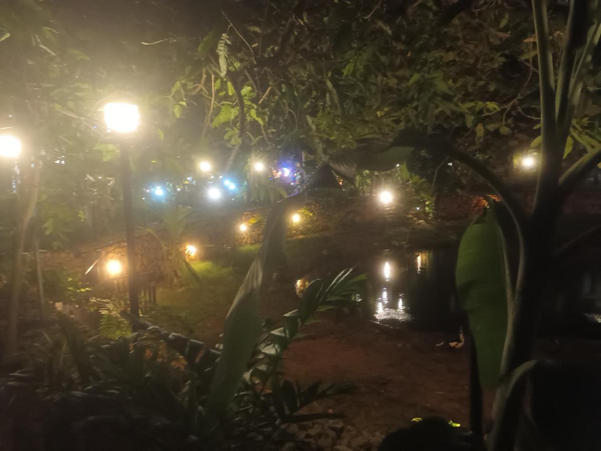 Lucky Beach Resort ตรินโคมาลี ภายนอก รูปภาพ