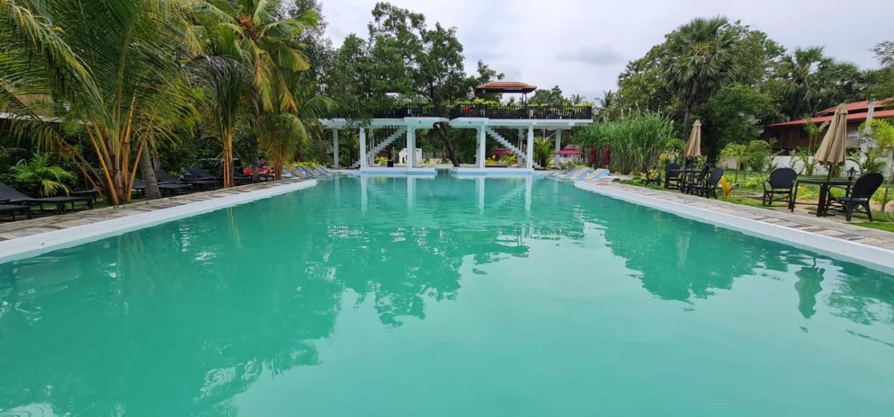 Lucky Beach Resort ตรินโคมาลี ภายนอก รูปภาพ