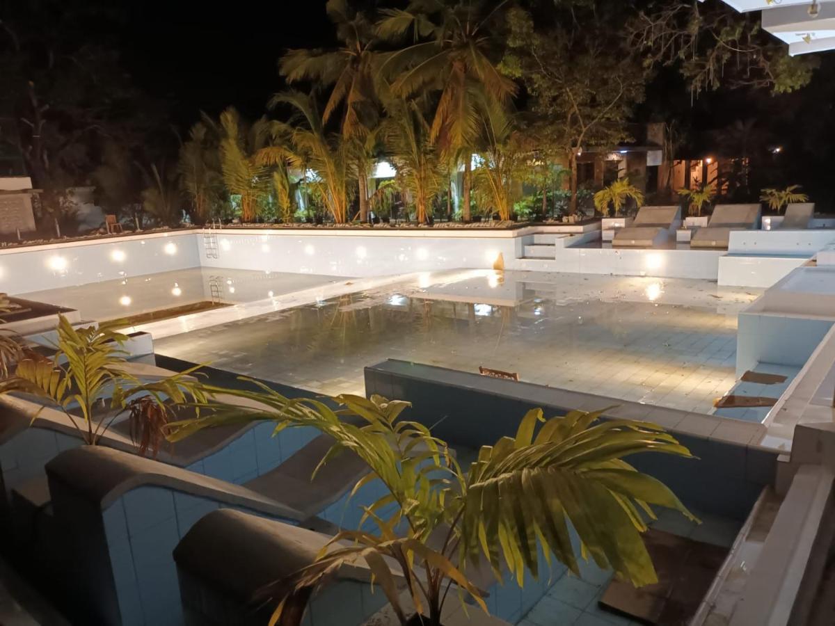 Lucky Beach Resort ตรินโคมาลี ภายนอก รูปภาพ