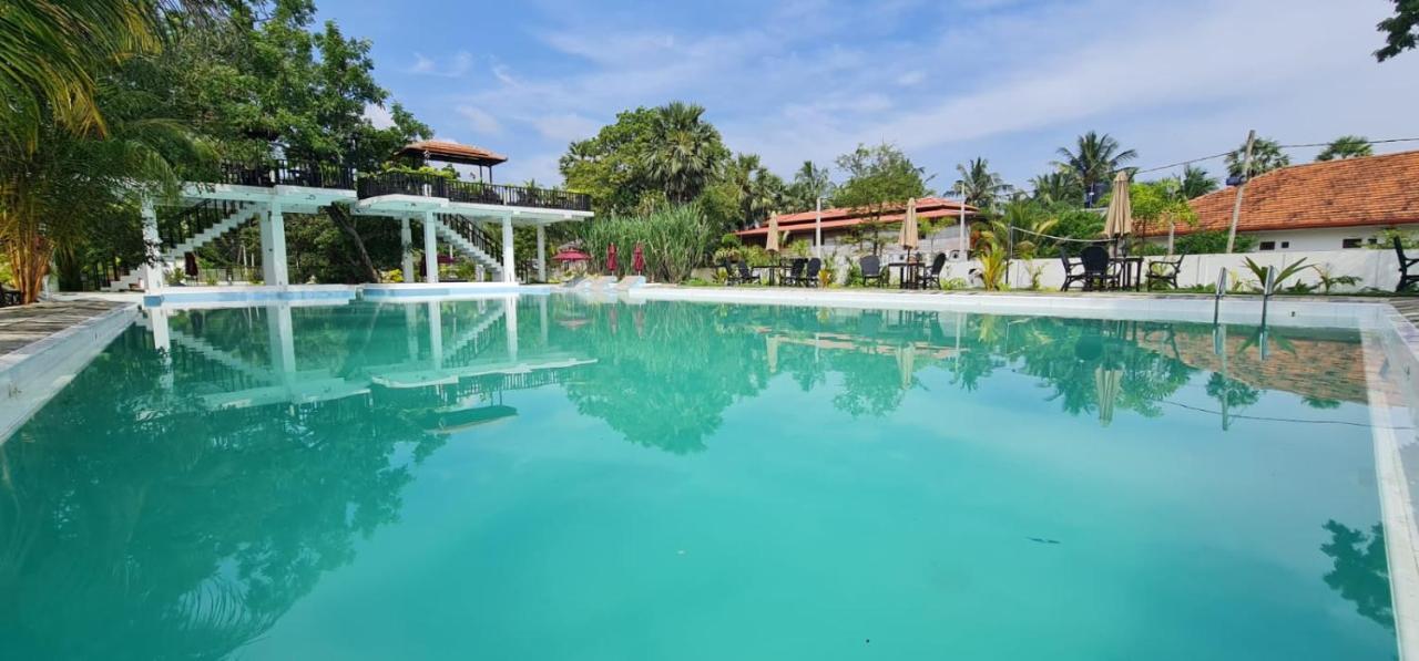 Lucky Beach Resort ตรินโคมาลี ภายนอก รูปภาพ