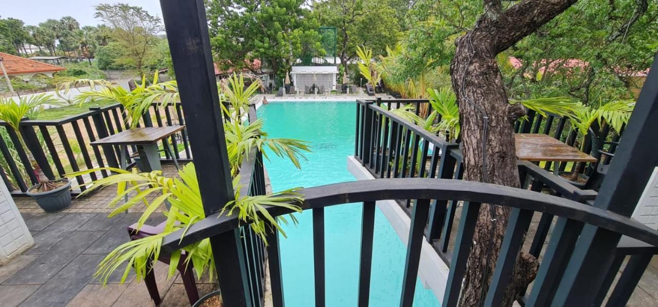 Lucky Beach Resort ตรินโคมาลี ภายนอก รูปภาพ