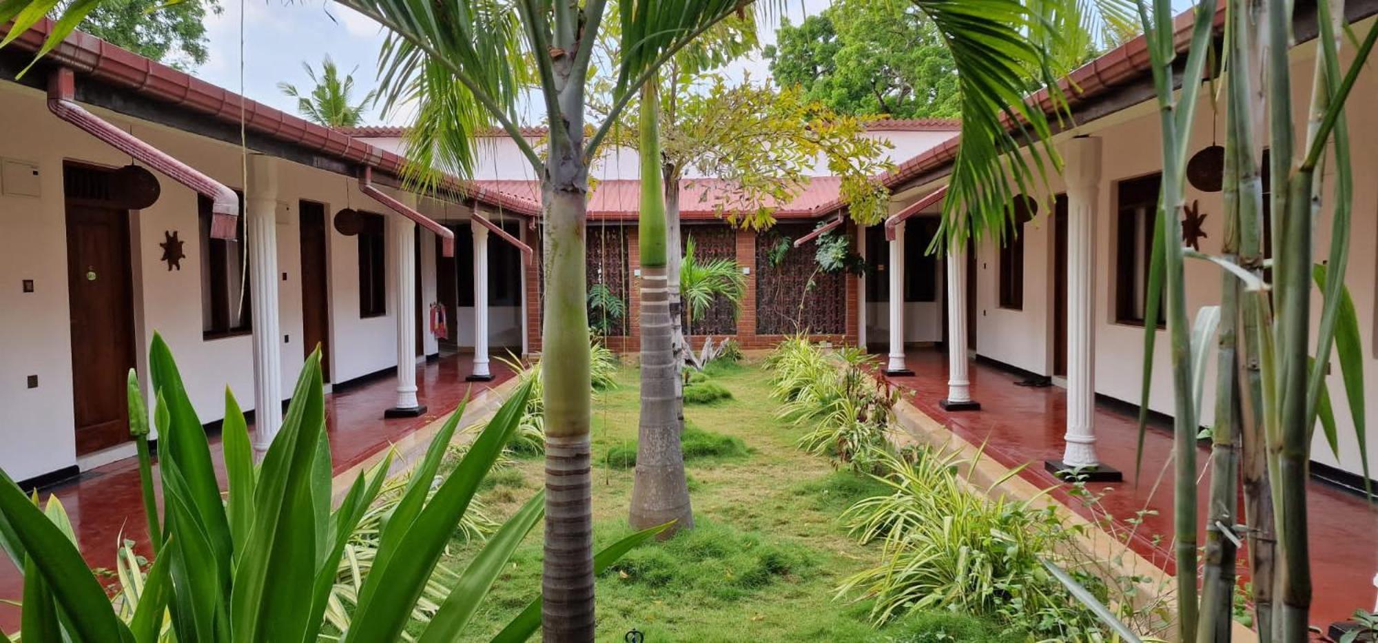 Lucky Beach Resort ตรินโคมาลี ภายนอก รูปภาพ