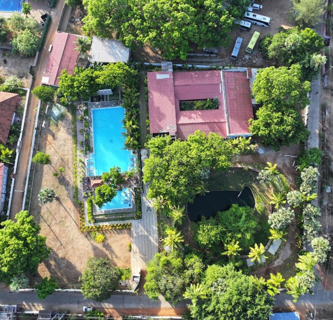 Lucky Beach Resort ตรินโคมาลี ภายนอก รูปภาพ